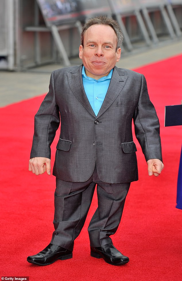 Aterrador: Warwick Davis ha revelado que se quedó junto a la cama del hospital de su esposa junto a su familia mientras ella luchaba contra una infección potencialmente mortal.