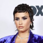La manicura Chrome de Demi Lovato demuestra aún más el poder de permanencia de la tendencia