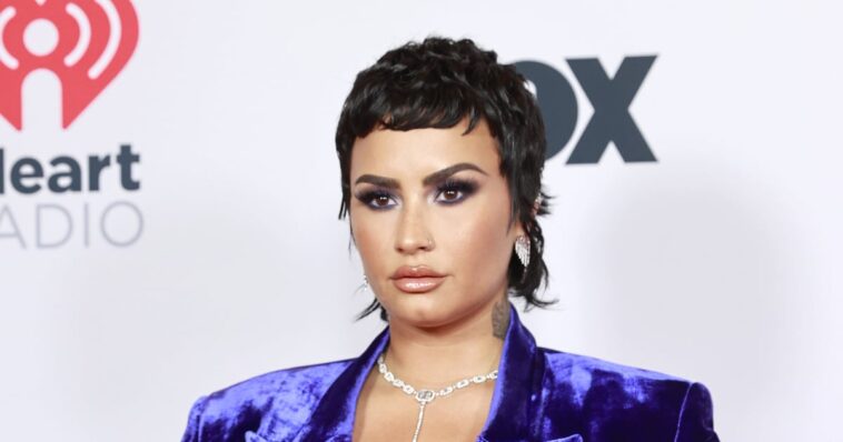 La manicura Chrome de Demi Lovato demuestra aún más el poder de permanencia de la tendencia