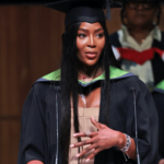 La modelo Naomi Campbell recibió su doctorado.  De la Universidad de las Artes de Londres (UCA)