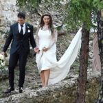 Kelly Brook y Jeremy Parisi se casaron en un día torrencial en Frosinone, Italia.  La boda se planeó al aire libre, pero luego se trasladó a un lugar interior.