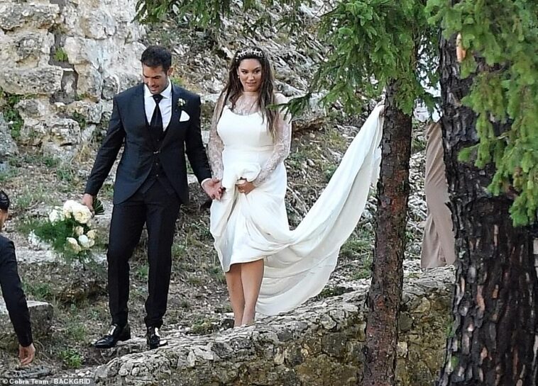 Kelly Brook y Jeremy Parisi se casaron en un día torrencial en Frosinone, Italia.  La boda se planeó al aire libre, pero luego se trasladó a un lugar interior.