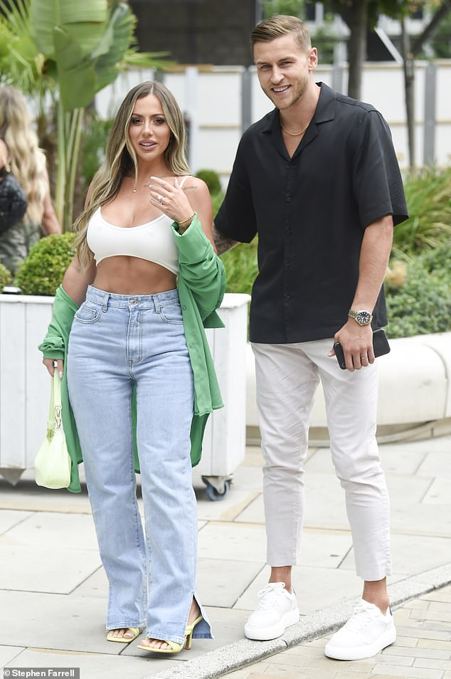 La pareja feliz: la recién casada Holly Hagan se veía más feliz que nunca mientras salía a cenar en Manchester el sábado con su nuevo esposo Jacob Blyth