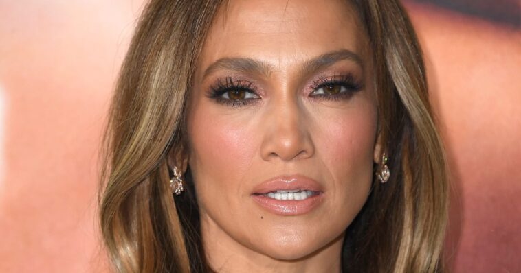 Las uñas de luna de miel de Jennifer Lopez están trayendo las vibraciones nupciales a París