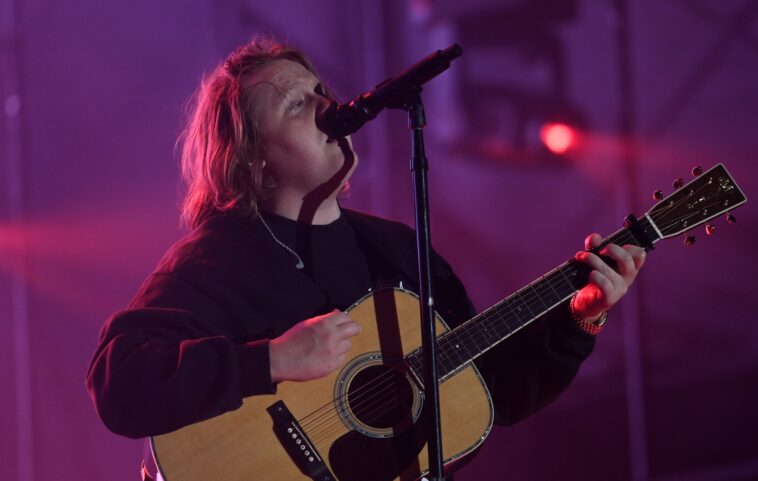 Lewis Capaldi aún no termina su segundo disco: "Soy terriblemente vago"