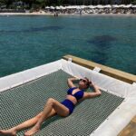 Impresionante: Lindsay Lohan, de 36 años, posó con un traje de baño azul vibrante mientras tomaba el sol en un viaje a un centro turístico turco.