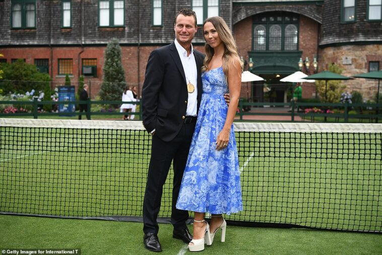 Lleyton Hewitt y su esposa Bec sonrieron mientras posaban después de que el campeón de tenis fuera incluido en el Salón de la Fama Internacional en los EE. UU.