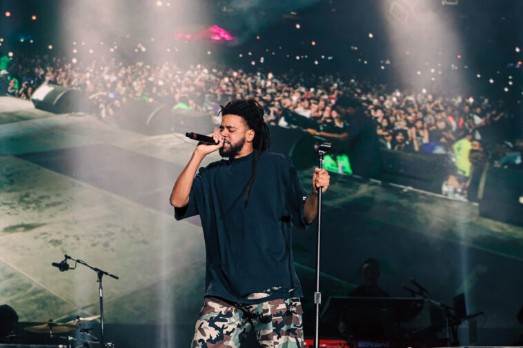 Lollapalooza 2022 Día tres: J. Cole agradece los días uno, Willow termina temprano, TXT Test Waters