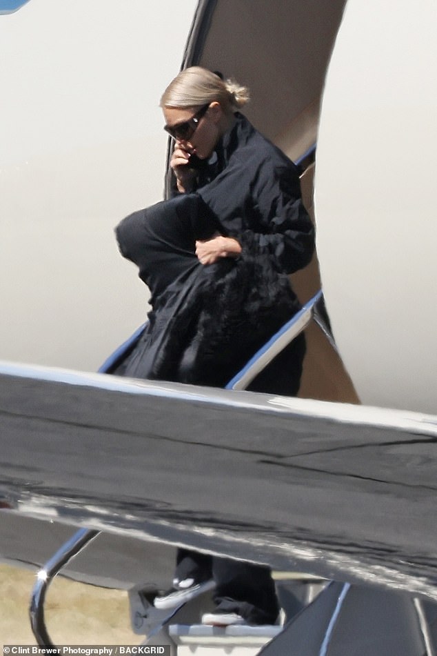 Kim Kardashian, de 41 años, hizo todo lo posible para evitar ser vista durante su viaje a Far North Queensland mientras visitaba a su novio Pete Davidson durante el fin de semana.  En la foto, regresando a Los Ángeles el martes.