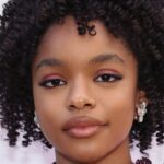 Los nudos bantú trenzados de Marsai Martin brillan en el "No" Estreno