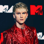 Machine Gun Kelly admite que estuvo en una relación tensa con su padre durante mucho tiempo