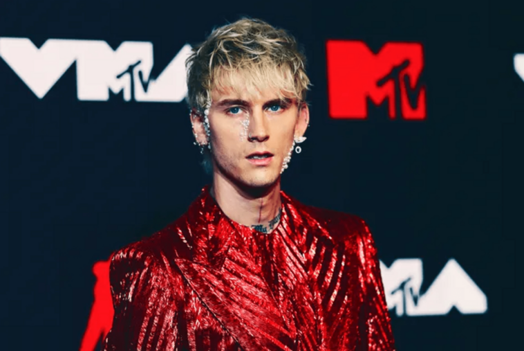 Machine Gun Kelly admite que estuvo en una relación tensa con su padre durante mucho tiempo