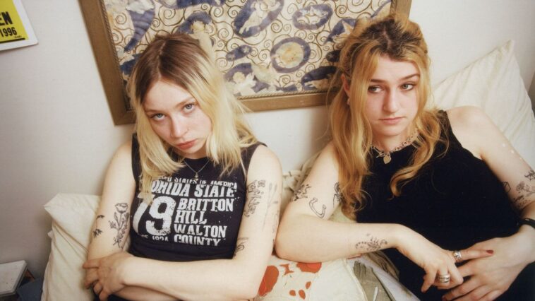 Mamá quería ser un nombre familiar.  Miraron a Nirvana y Liz Phair