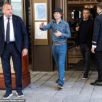 Con estilo: Mick Jagger se destacó entre la multitud el viernes cuando salió del hotel de lujo Breidenbacher Hof Düsseldorf después del espectáculo más reciente de The Rolling Stones.