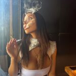 La estrella australiana de OnlyFans, Mikaela Testa, probó la cultura local mientras estaba en Ámsterdam el lunes cuando compartió instantáneas de sí misma fumando un porro en un café de hierba.