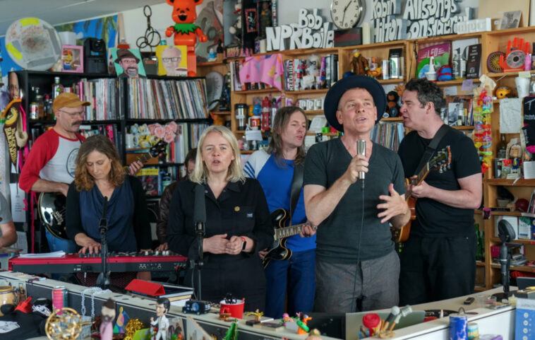 Mira a Belle And Sebastian interpretar un cuarteto de pistas para 'Tiny Desk' de NPR