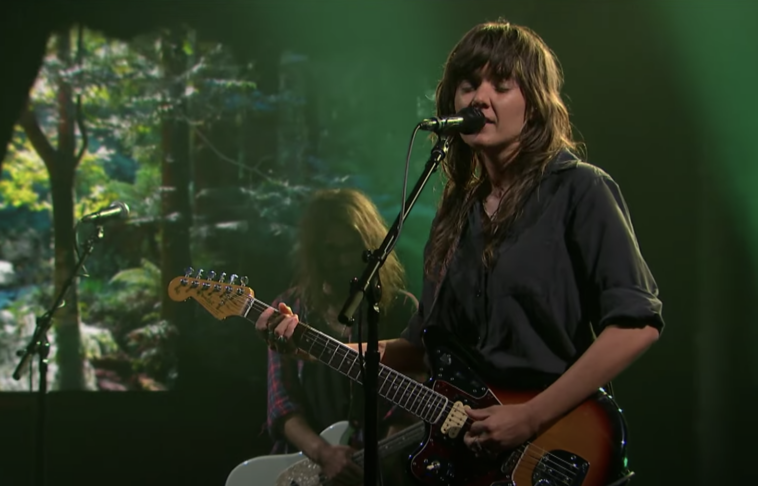 Mira a Courtney Barnett interpretar la pista reflexiva 'Before You Gotta Go' en 'Colbert'