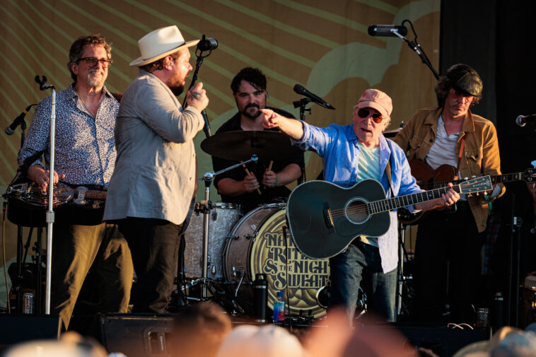 Mira a Paul Simon Sorprender al Festival Folclórico de Newport durante el Tributo