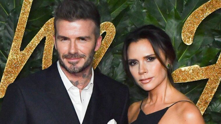 Mira a Victoria Beckham darle una serenata a David Beckham con un corte profundo de Spice Girls