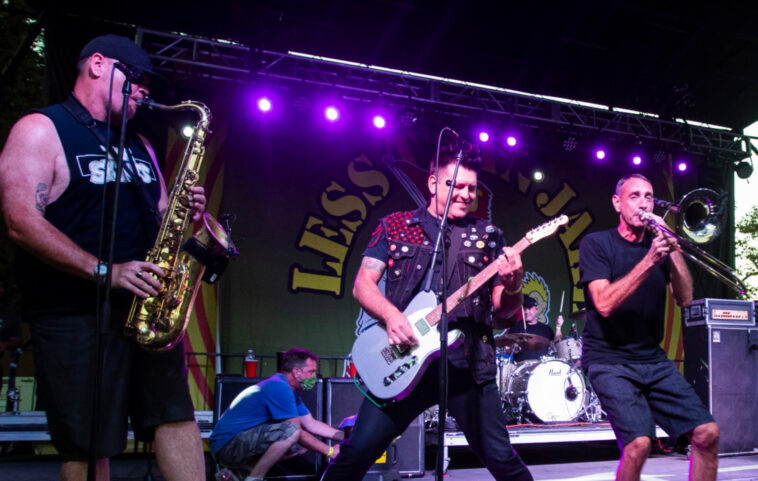 Mira el video animado del nuevo sencillo de Less Than Jake 'Fat Mike's On Drugs (Again)'