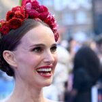 Natalie Portman acaba de traer de vuelta el dobladillo burbuja y la corona de flores