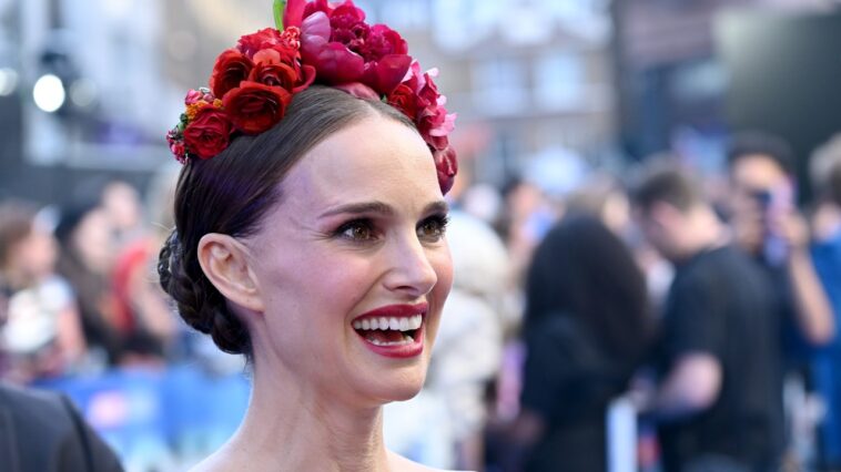 Natalie Portman acaba de traer de vuelta el dobladillo burbuja y la corona de flores