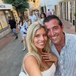 Natasha Oakley ha anunciado que está comprometida con Theo Chambers, después de tres años juntos.  El empresario Theo, hijo del fundador de Chambers Cellar, Steven Chambers, hizo la pregunta mientras la pareja disfrutaba de unas vacaciones en Capri, Italia, el viernes.  Ambos en la foto