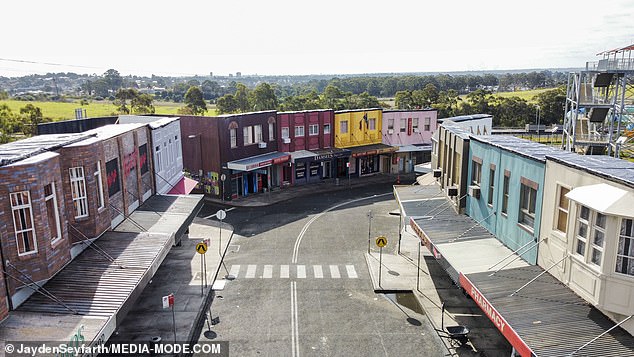 Nuevas fotos del set de Sydney del próximo drama criminal australiano Last King of the Cross muestran un barrio rojo que cobra vida, con clubes de striptease y tiendas para adultos.