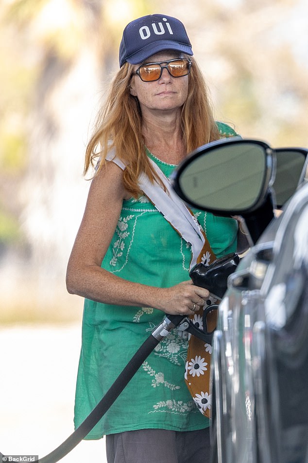 Fuera de casa: Patsy Palmer fue vista llenando su automóvil en una estación de servicio en Malibú el sábado cerca de su casa durante una salida discreta