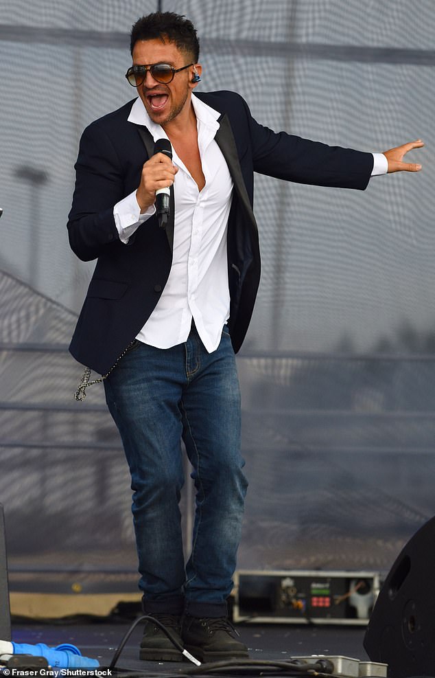Estrella del pop: Peter Andre, de 49 años, cortó una figura elegante con un blazer y jeans mientras encabezaba el Festival Riverside en Gravesend el sábado.