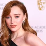 Phoebe Dynevor se tiñó el cabello rojo Bridgerton de marrón oscuro y se cortó mucho