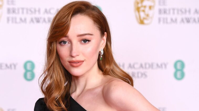 Phoebe Dynevor se tiñó el cabello rojo Bridgerton de marrón oscuro y se cortó mucho