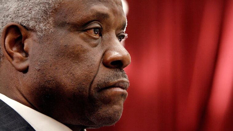 Por qué la gente pide al Congreso que impugne a Clarence Thomas