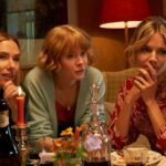 Primer vistazo: Scarlett Johansson, Sienna Miller y Emily Beecham en el debut como directora de Kristin Scott Thomas 'My Mother's Wedding'