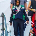 Resplandeciente: Rihanna hizo una rara aparición para apoyar a su novio ASAP Rocky en su concierto durante el festival Lollapalooza el domingo en París, Francia.