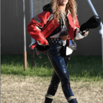 Rita Ora no tuvo reparos en pasearse por el festival de Glastonbury sin maquillaje y estilismo