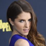 Según los informes, Anna Kendrick está en un viaje en yate para superar su ruptura con Bill Hader