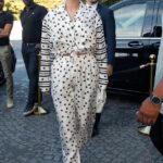 Cozy chic: Selena Gomez mostró su divertido sentido del estilo cuando salió de su habitación de hotel en París con un elegante pijama de Louis Vuitton con estampado de estrellas el sábado.