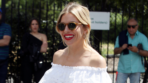 Sienna Miller acaba de llevar el vestido blanco de ensueño a Wimbledon (y está en oferta)