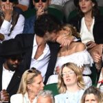 PDA: Sienna Miller hizo una exhibición de amor con su novio Oli Green en Wimbledon el domingo mientras su ex hizo público con su nueva novia Alexa Chung a solo unos metros de distancia.