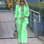 Sonia Kruger, de 56 años, llamó la atención con un mono verde neón y un blazer a juego cuando salía de los estudios KIIS FM en North Ryde, Sídney, el martes antes de la final en vivo de Gran Hermano.