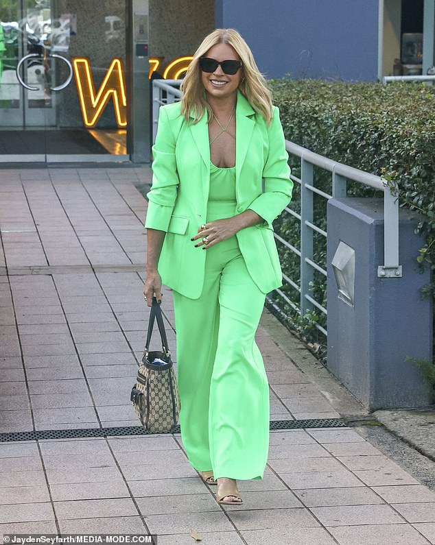 Sonia Kruger, de 56 años, llamó la atención con un mono verde neón y un blazer a juego cuando salía de los estudios KIIS FM en North Ryde, Sídney, el martes antes de la final en vivo de Gran Hermano.