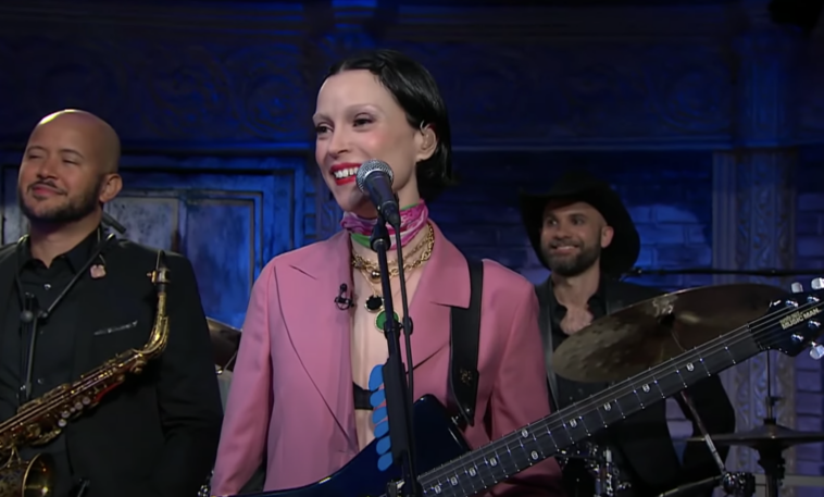 St. Vincent Angles tocará el himno nacional de los Dallas Cowboys en 'Colbert'