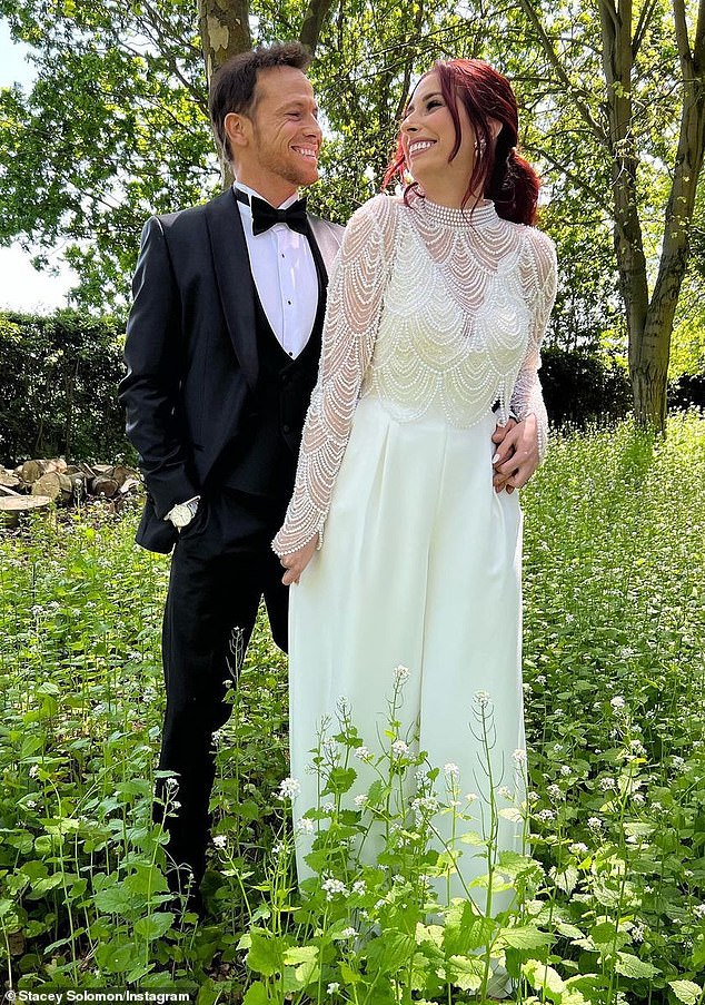 Felices para siempre: Stacey Solomon ha compartido un primer vistazo de su boda con Joe Swash, que tuvo lugar el domingo (en la foto en mayo)