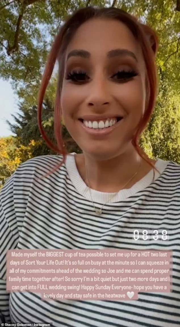 '¡Estoy tratando de exprimir todo antes del gran día!': Stacey Solomon, de 32 años, insinuó la próxima fecha de su boda mientras preparaba los favores para sus invitados.