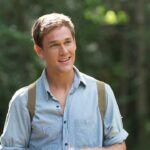 Taylor John Smith es tan romántico como su homólogo de Where the Crawdads Sing