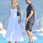 Empapado por el sol: Tobey Maguire lució una figura informal mientras disfrutaba de otra visita al famoso Club 55 antes de abordar un yate durante sus vacaciones en St Tropez el martes.