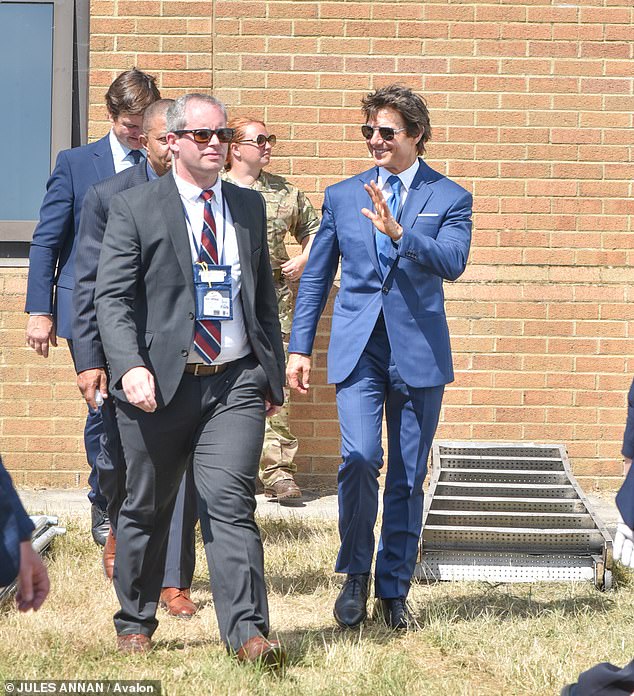 ¡El Maverick de la vida real!  Tom Cruise, de 60 años, conoció a pilotos reales de la RAF mientras pasaba el día en el Royal International Air Tattoo en Gloucestershire el sábado.