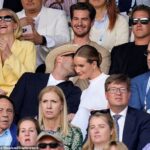 Dulces cosas: Jason Statham y Rosie Huntington-Whiteley compartieron un beso en la cancha central mientras asistían al último día de individuales masculinos en Wimbledon en Sunda