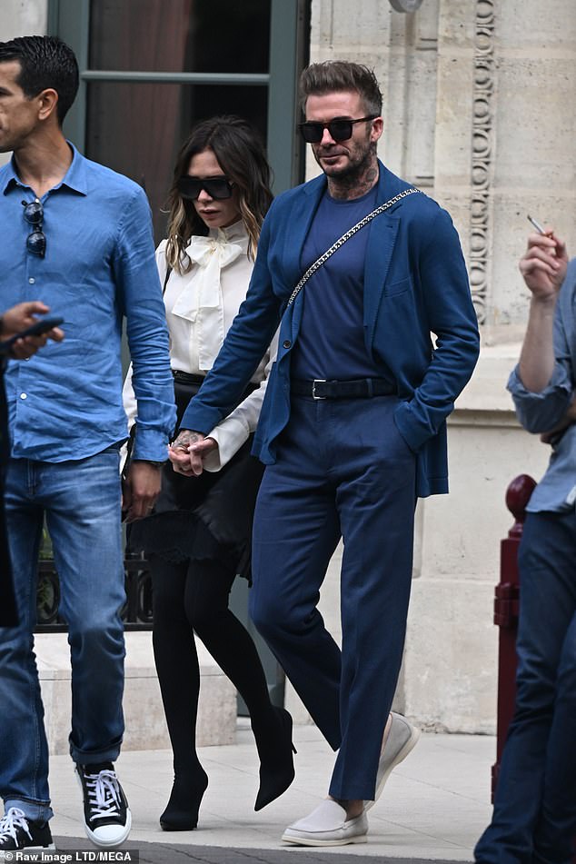 Linda pareja: David y Victoria Beckham celebraron su 23 aniversario de bodas con estilo mientras viajaban a París el domingo para una escapada romántica a la ciudad.